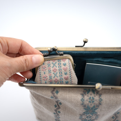 ボーダー刺繍のリネンミニがま口ポーチ（SS）｜全面クロス