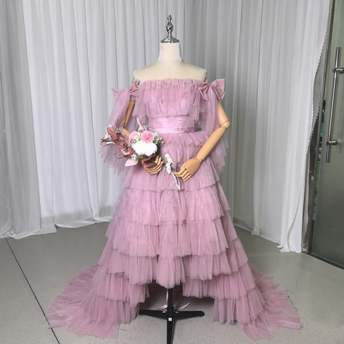 成人式の晩礼服としてピンクのオフショルダータイプのプリンセス風ボリュームスカート オフショルダー フラワー 刺繍 ウエディングドレス プリンセス