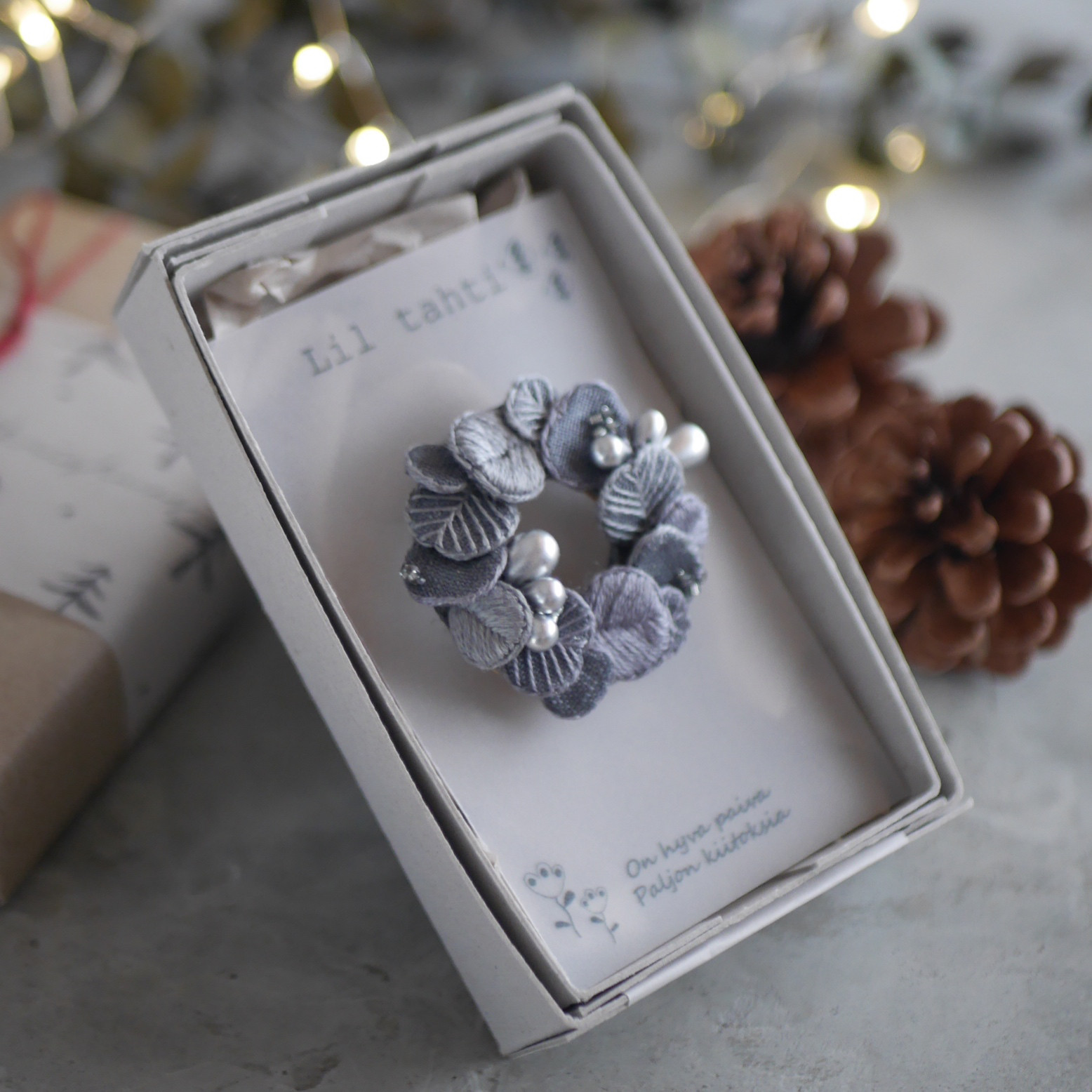 christmas wreath刺繍ブローチ(チャコールグレー)【受注制作】