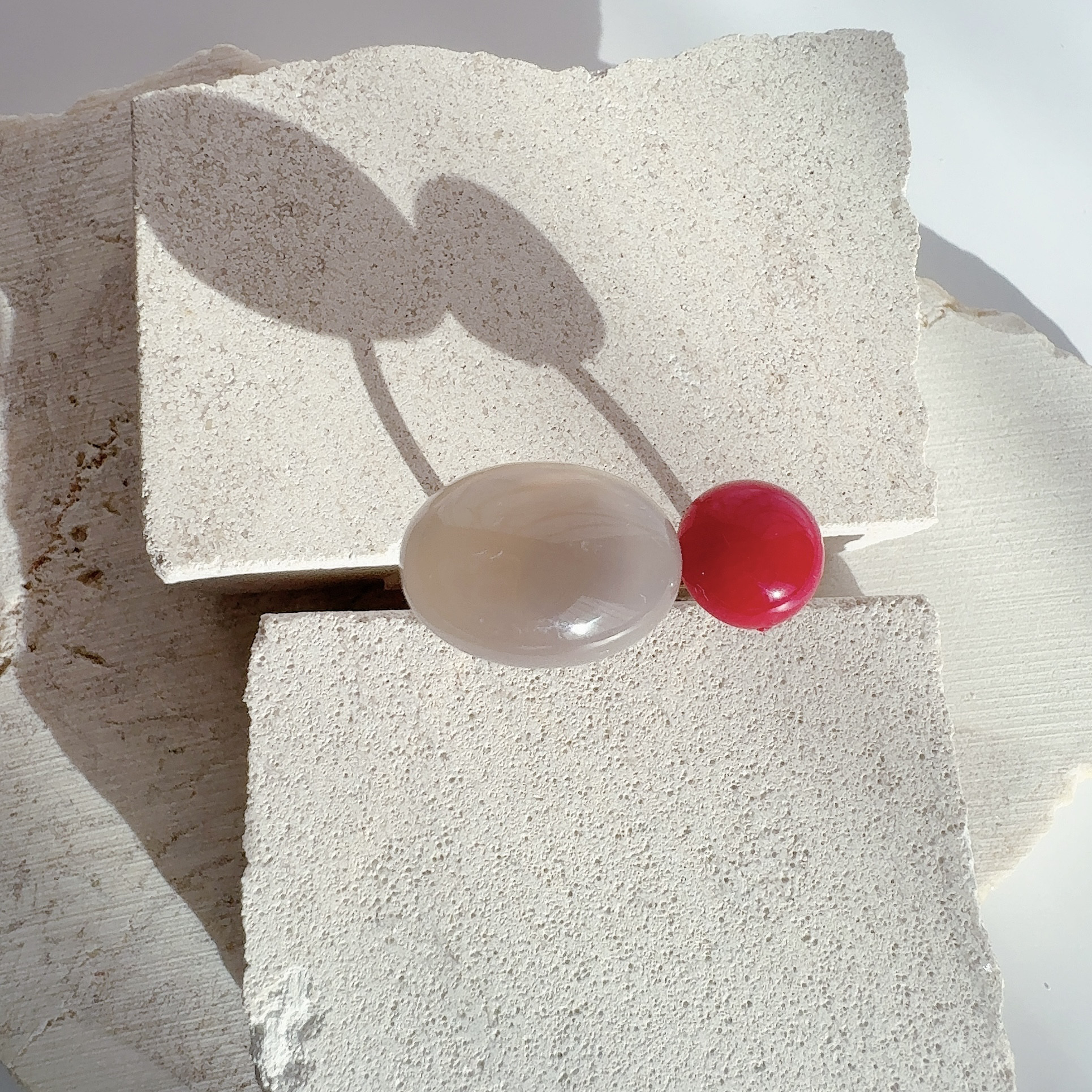 【落ち着いた色調と鮮やかな赤のコントラスト】グレーオニキス × レッドアゲートのフォークリング