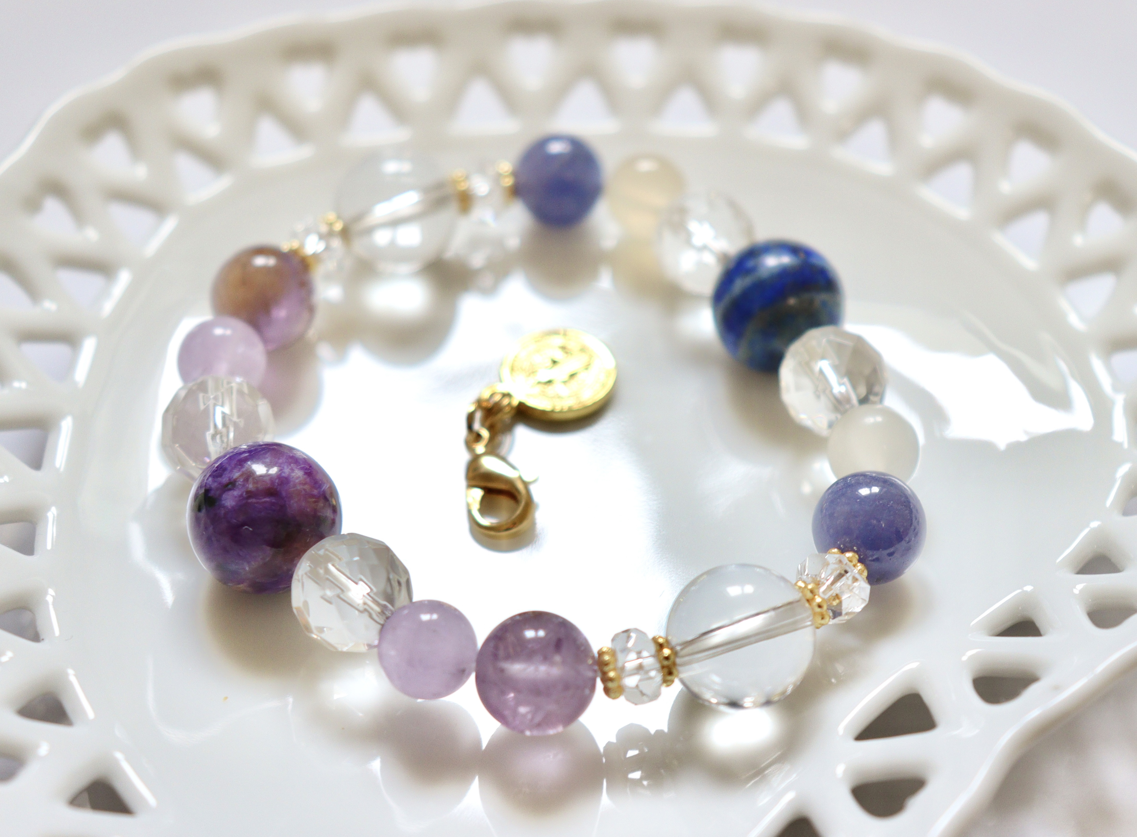 大粒チャロアイトとタンザナイトのデザインブレスレット︎︎⟡ヒーリングストーン︎︎⟡メダイ