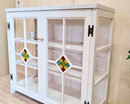 両開きキャビネット 小さいステンドグラス入り 食器棚 飾り棚 高さ80cm