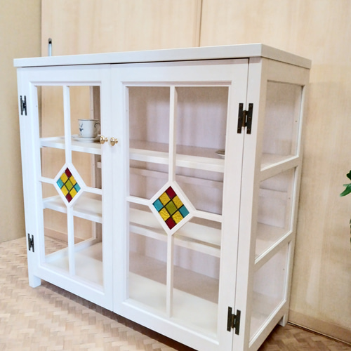 両開きキャビネット 小さいステンドグラス入り 食器棚 飾り棚 高さ80cm