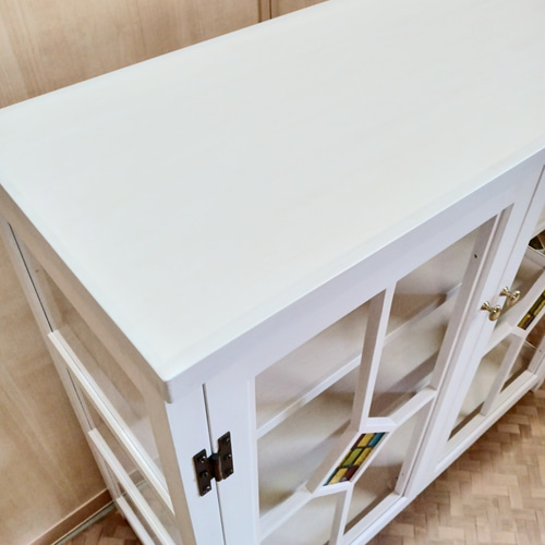 両開きキャビネット 小さいステンドグラス入り 食器棚 飾り棚 高さ80cm