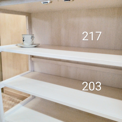 両開きキャビネット 小さいステンドグラス入り 食器棚 飾り棚 高さ80cm