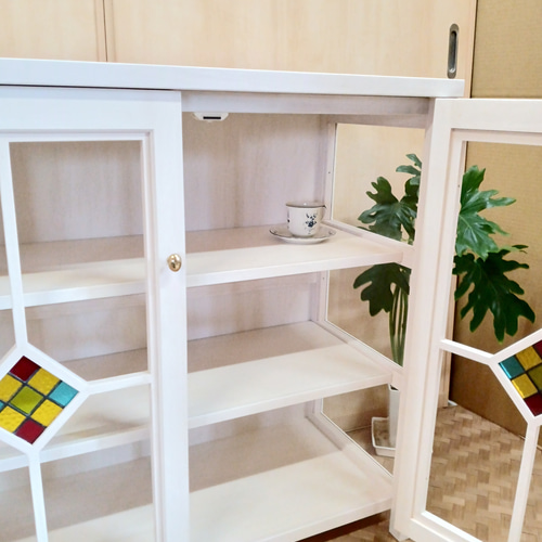 両開きキャビネット 小さいステンドグラス入り 食器棚 飾り棚 高さ80cm