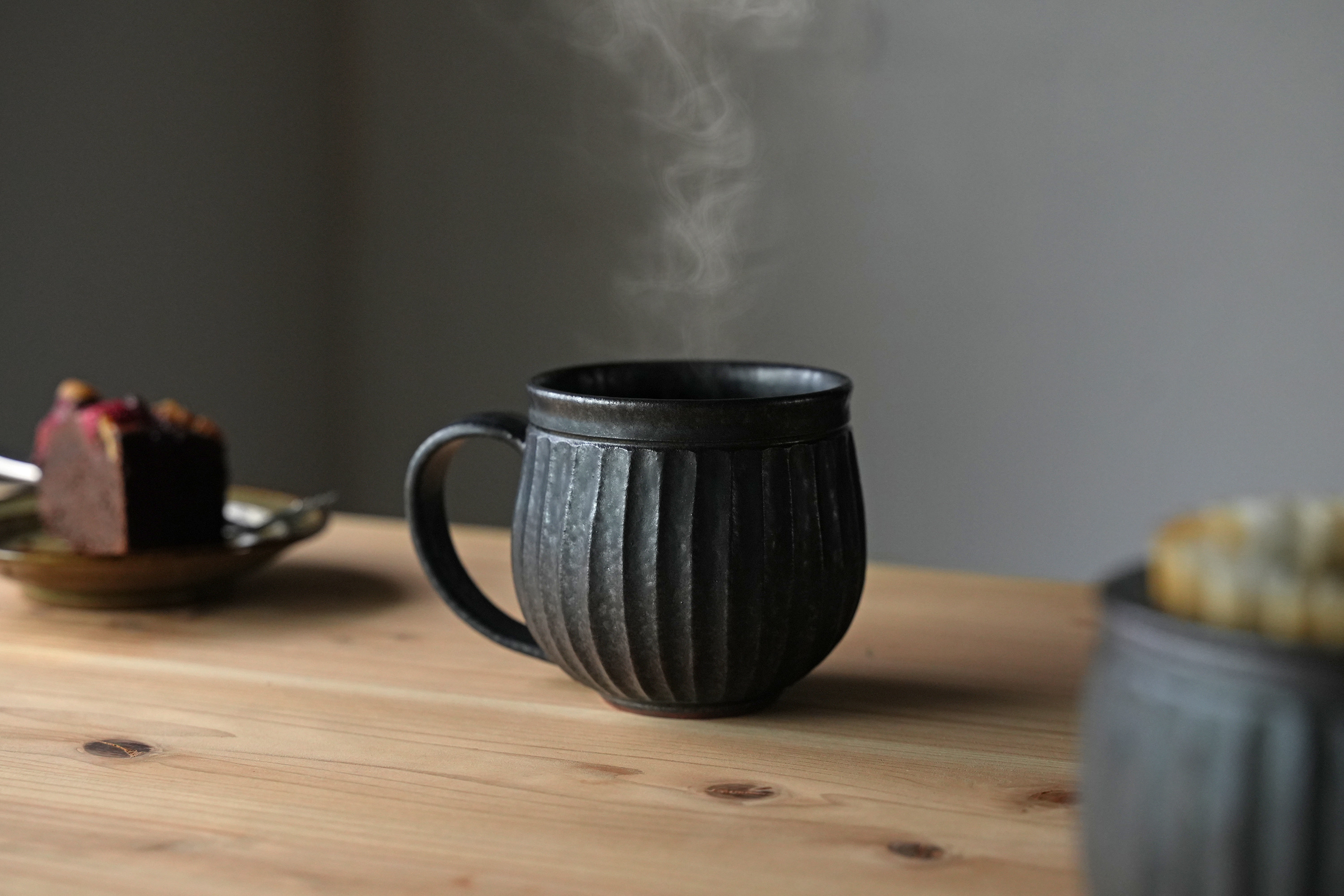【晋六窯】おつかれさマグ（鉄釉／黒色）　仕事の後はご褒美の一杯