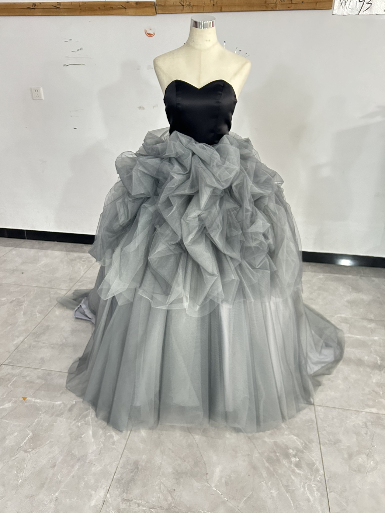 カラードレス 黒 グレー ベアトップ ラッフルフリル 編み上げ デザイン感 披露宴