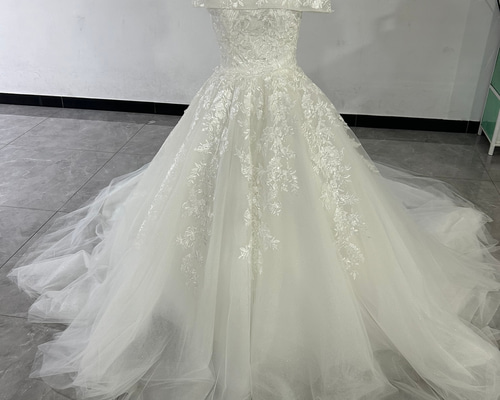 豪華！ウエディングドレス オフショルダー 繊細レース キラキラ  