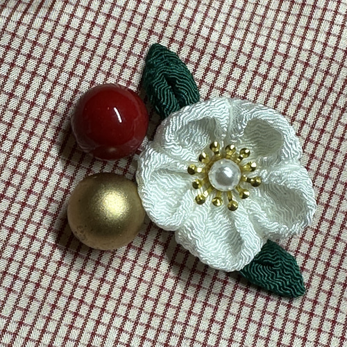 帯留 白梅千両B 送料無料 プローチorピン変更可 和ラボ帯やオリジナル  