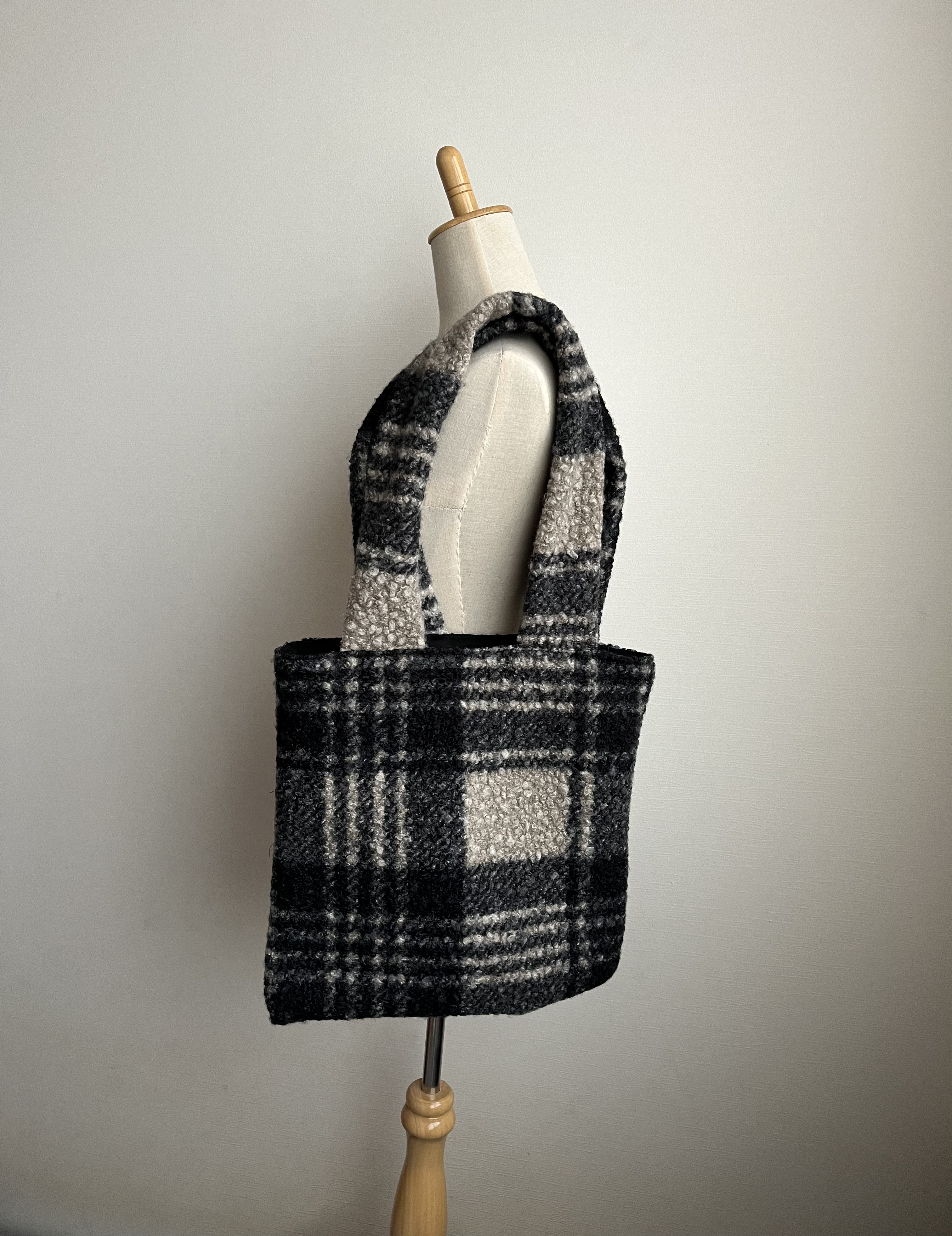 ブークレーニットの大きめスクエアバッグ　チェック　ブラック×ベージュ