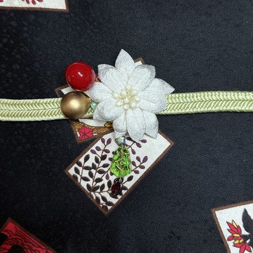 帯留 白いポインセチア 送料無料 プローチorピン変更可 ちりめん細工  