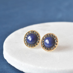 ラスト1☆ラピスラズリとブラッククリスタルガラスの一粒イヤリング /ピアス 誕生石 受注製作 クリスマス ブルー 1枚目の画像