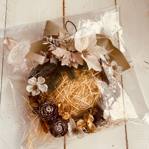 クリスマスギフトにも！ホワイトポインセチアとゴールドのクリスマス