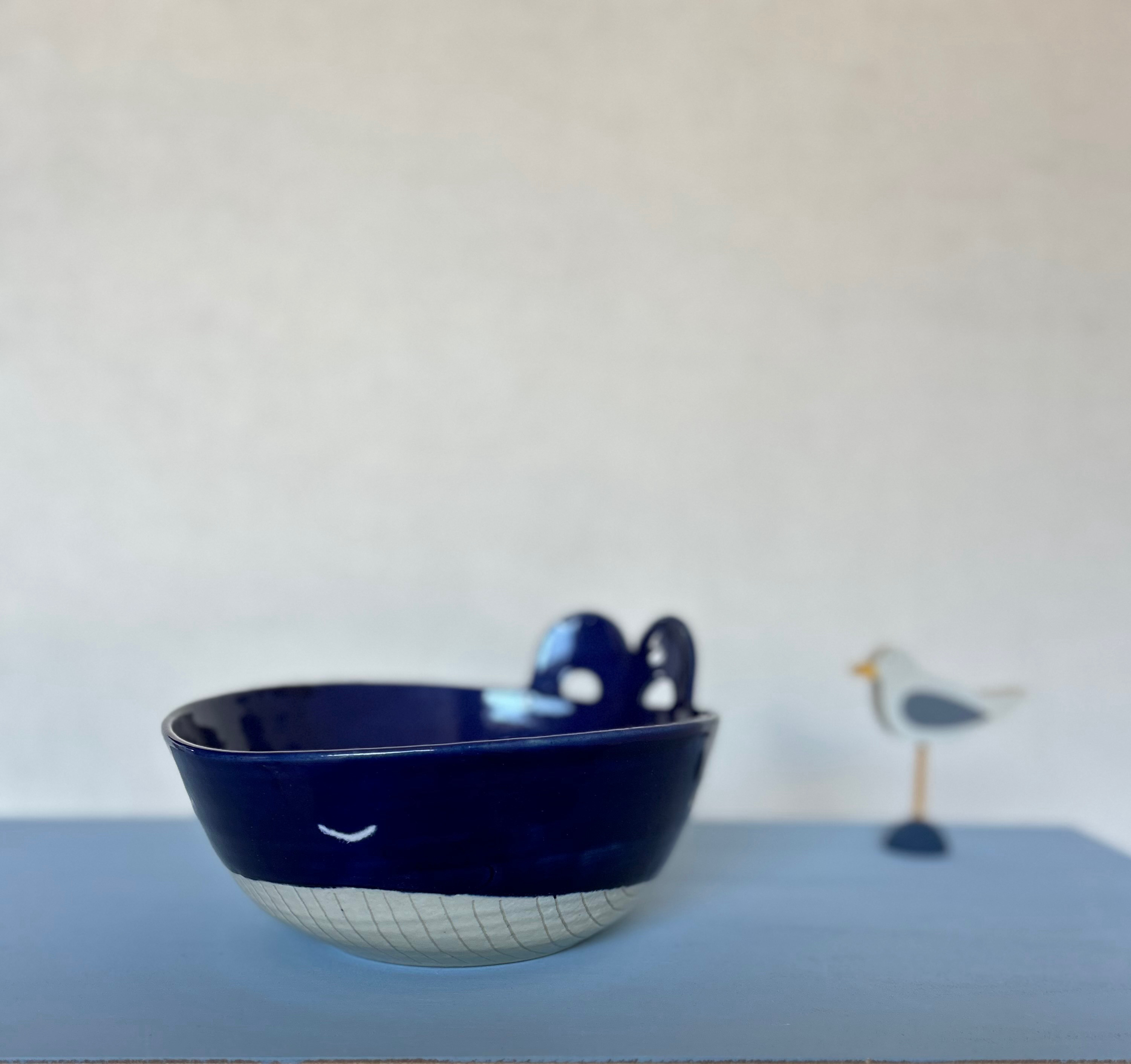 瑠璃色くじら鉢