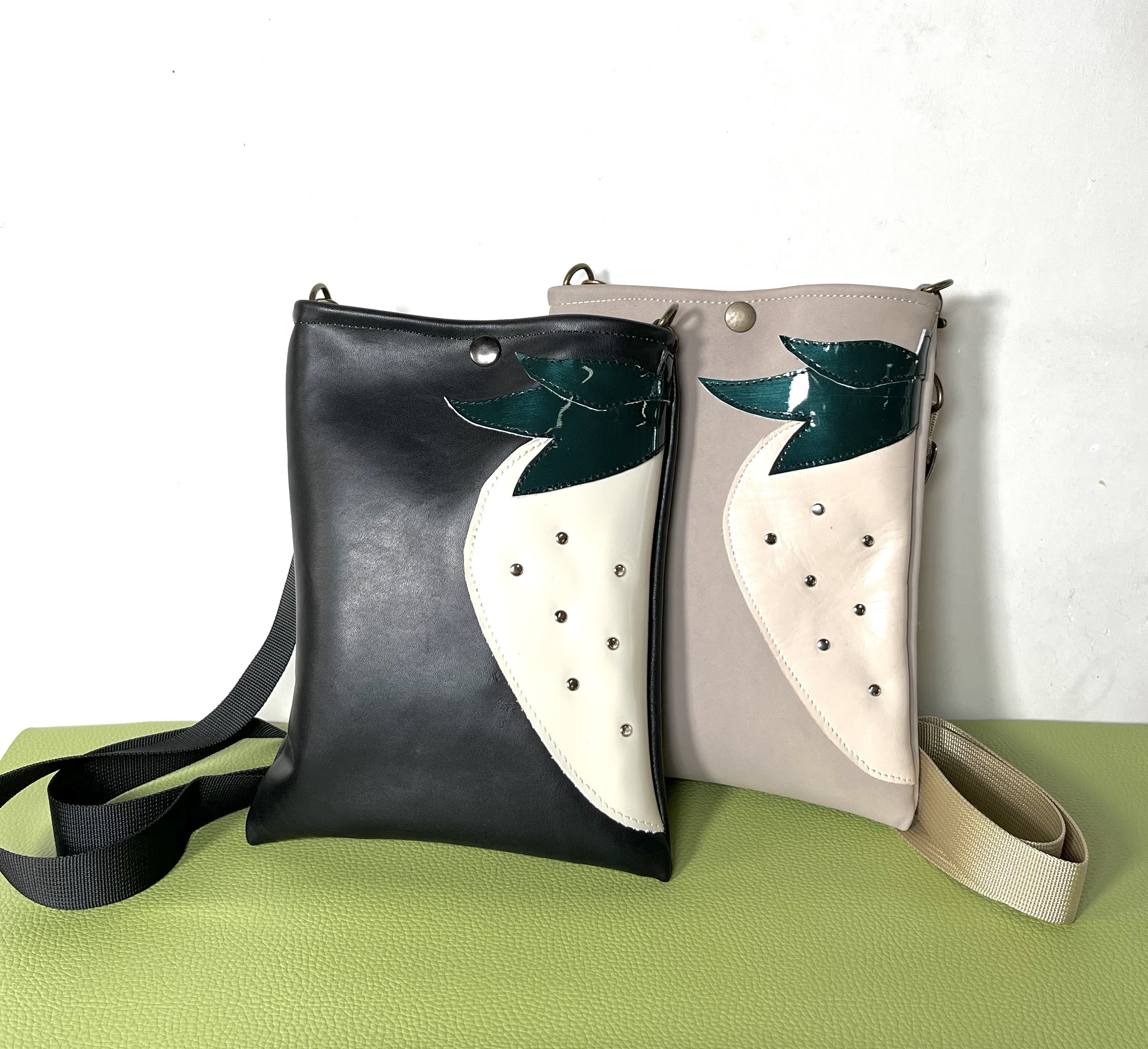 苺のスマホポシェット 柔らかな本革 内側シルク生地 イチゴスマホショルダー いちご柄サコッシュ