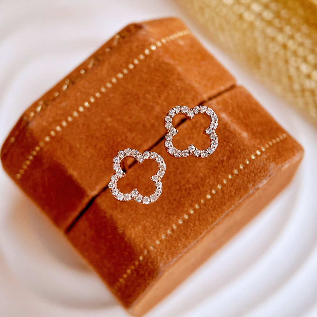 クローバーモチーフ　天然ダイヤモンド付きピアスk18