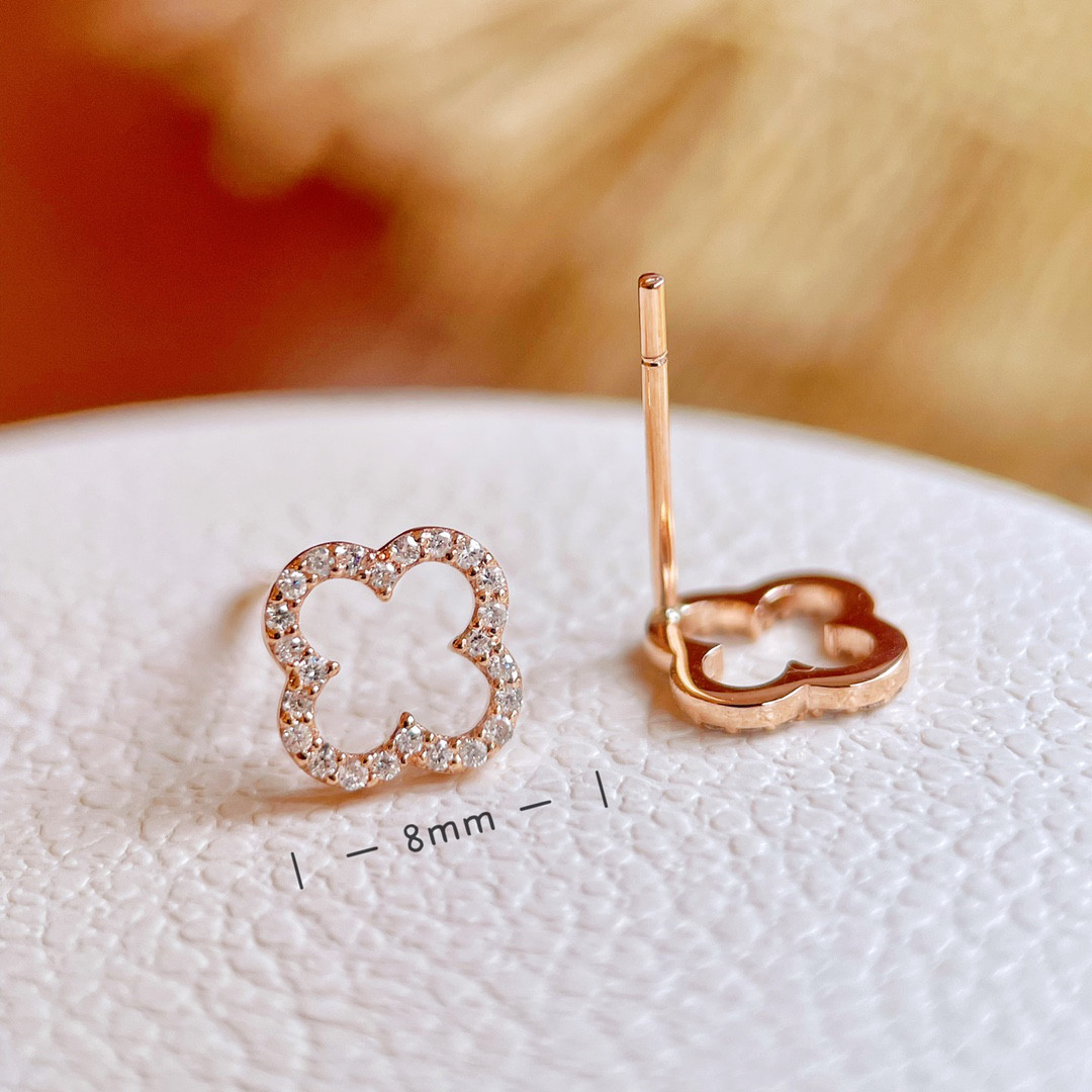 クローバーモチーフ　天然ダイヤモンド付きピアスk18