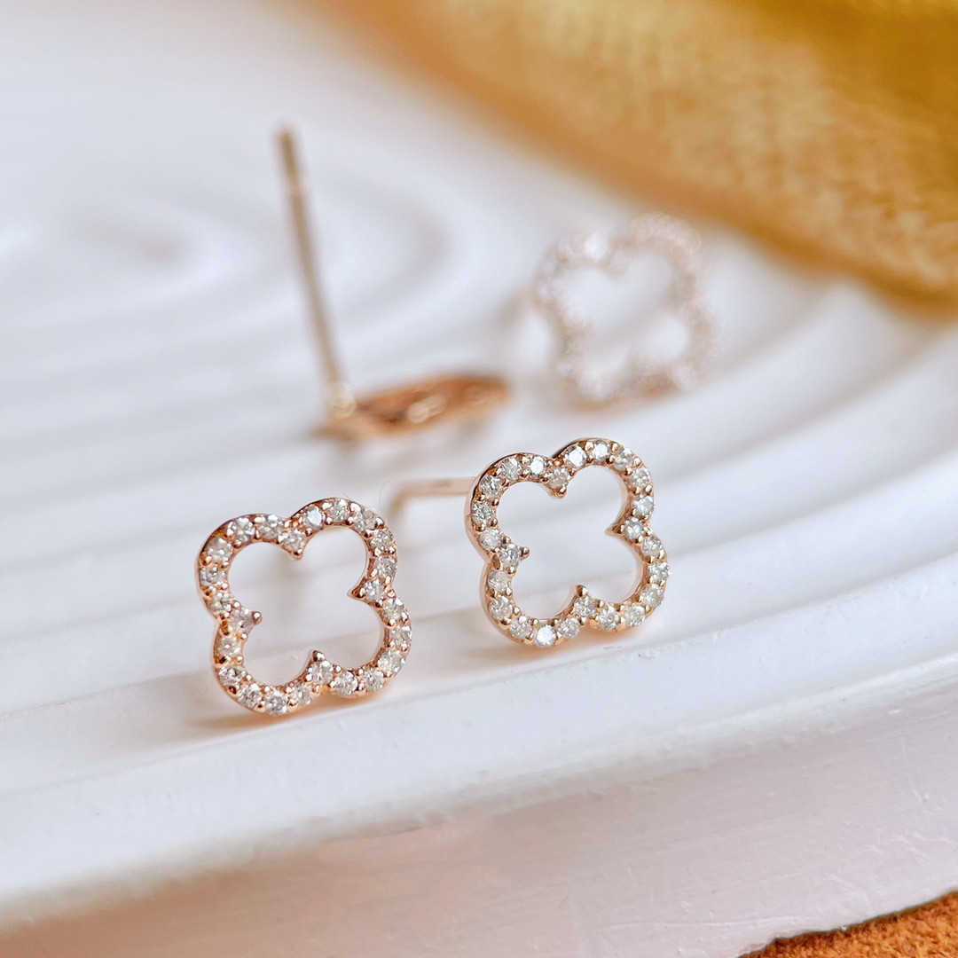 クローバーモチーフ　天然ダイヤモンド付きピアスk18