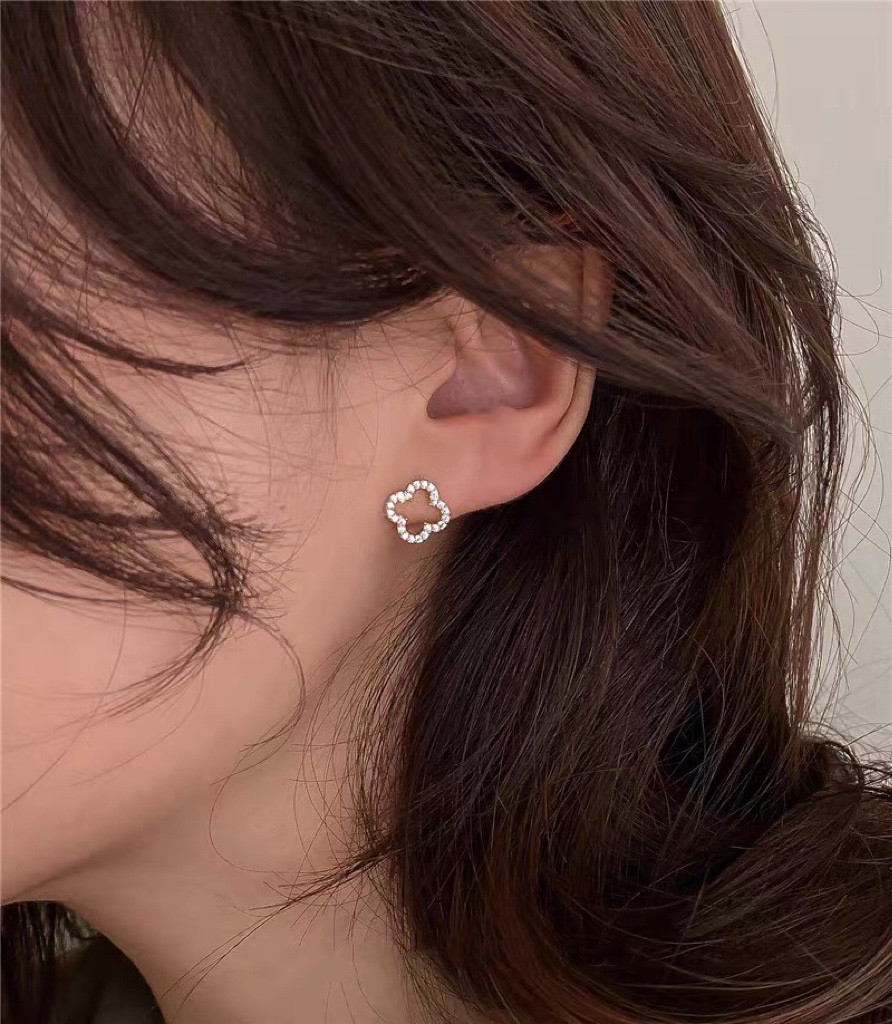 クローバーモチーフ　天然ダイヤモンド付きピアスk18