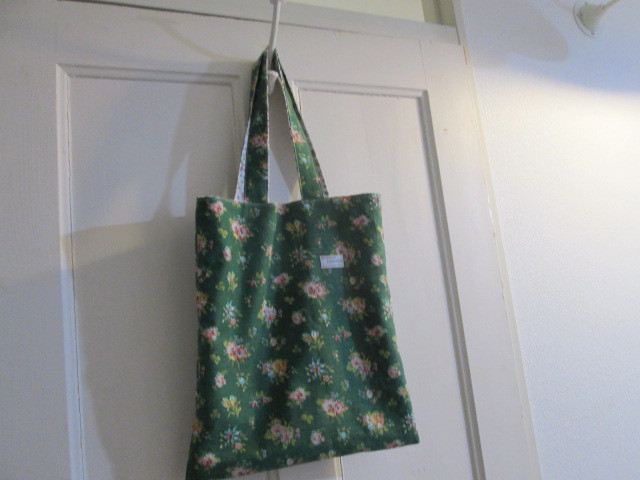 エピナールヴェールに可憐なブーケ柄のフレンチファブリックのリバーシブルフラットバッグ