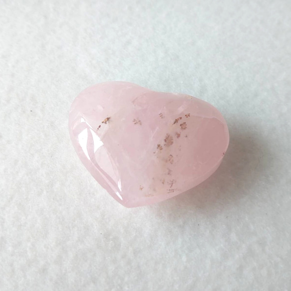 デンドリティッククォーツインローズクォーツ ハート 握り石 素敵な