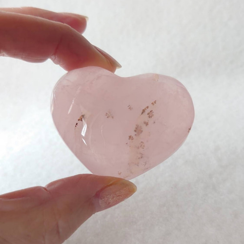 デンドリティッククォーツインローズクォーツ ハート 握り石 素敵な