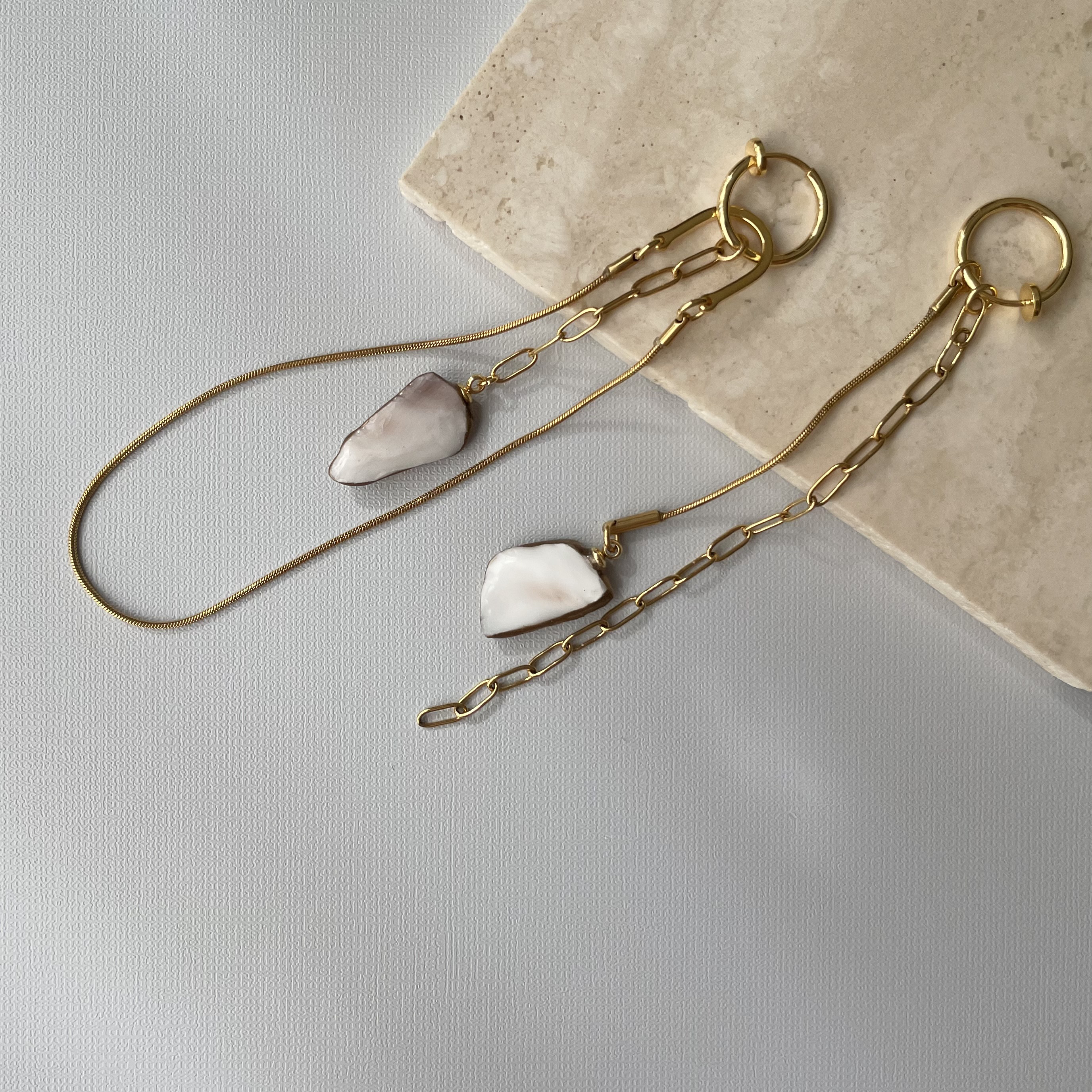 【選べる金具】 牡蠣殻×金継ぎ アシンメトリーロングチェーンフープイヤリング　ゴールド