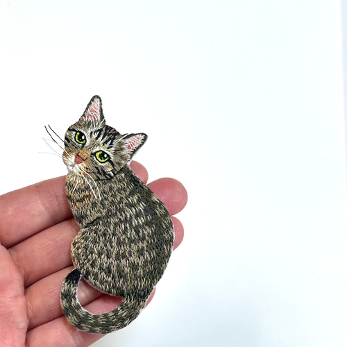 受注製作】見返りキジトラ猫の刺繍ブローチ ブローチ la_omame