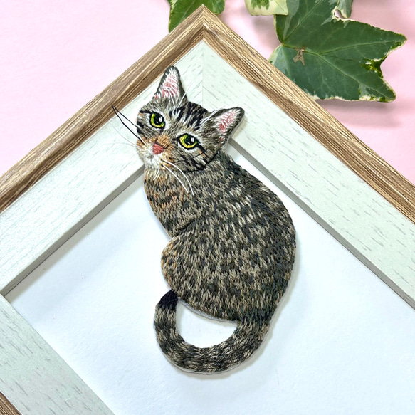 受注製作】見返りキジトラ猫の刺繍ブローチ ブローチ la_omame 通販