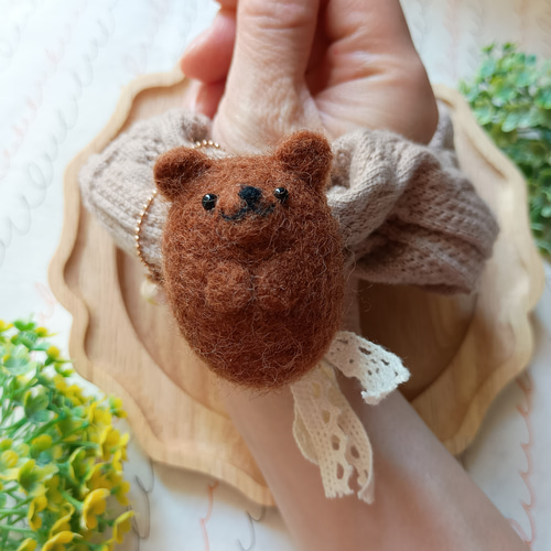 おだやかなクマさんと一緒 シュシュ 羊毛フェルト シュシュ asamame
