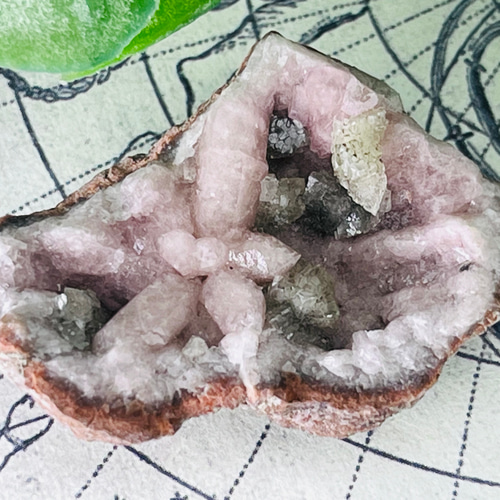 天然石カルサイト共生アメジストの原石　置物　NO.062206 ブラジル産❣️天然石 カルサイト共生アメジストの原石 置物D.188 17.6