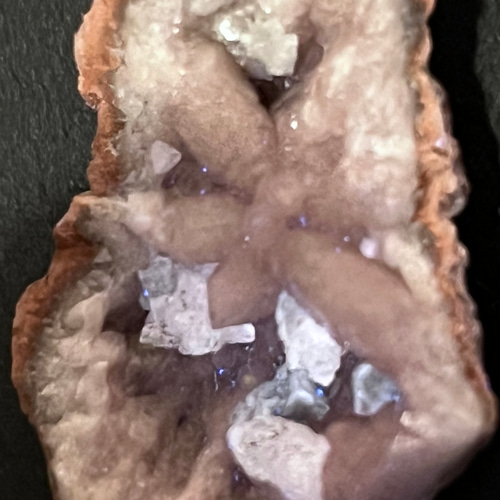 カルサイト共生 フラワーピンクアメジスト ジオード 原石 クラスター