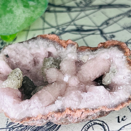 カルサイト共生 フラワーピンクアメジスト ジオード 原石 クラスター