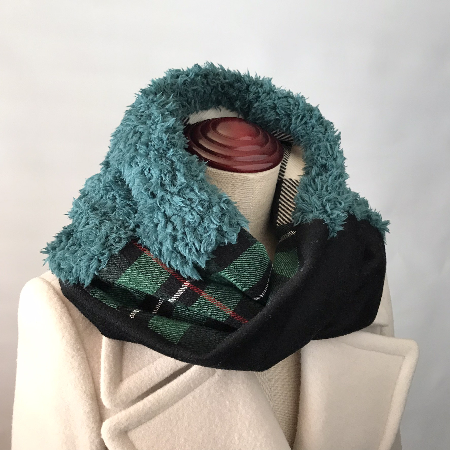 緑のチェック柄ウールにビリジアンのプードルファーが気持ちいい❤︎パッチワークスヌード