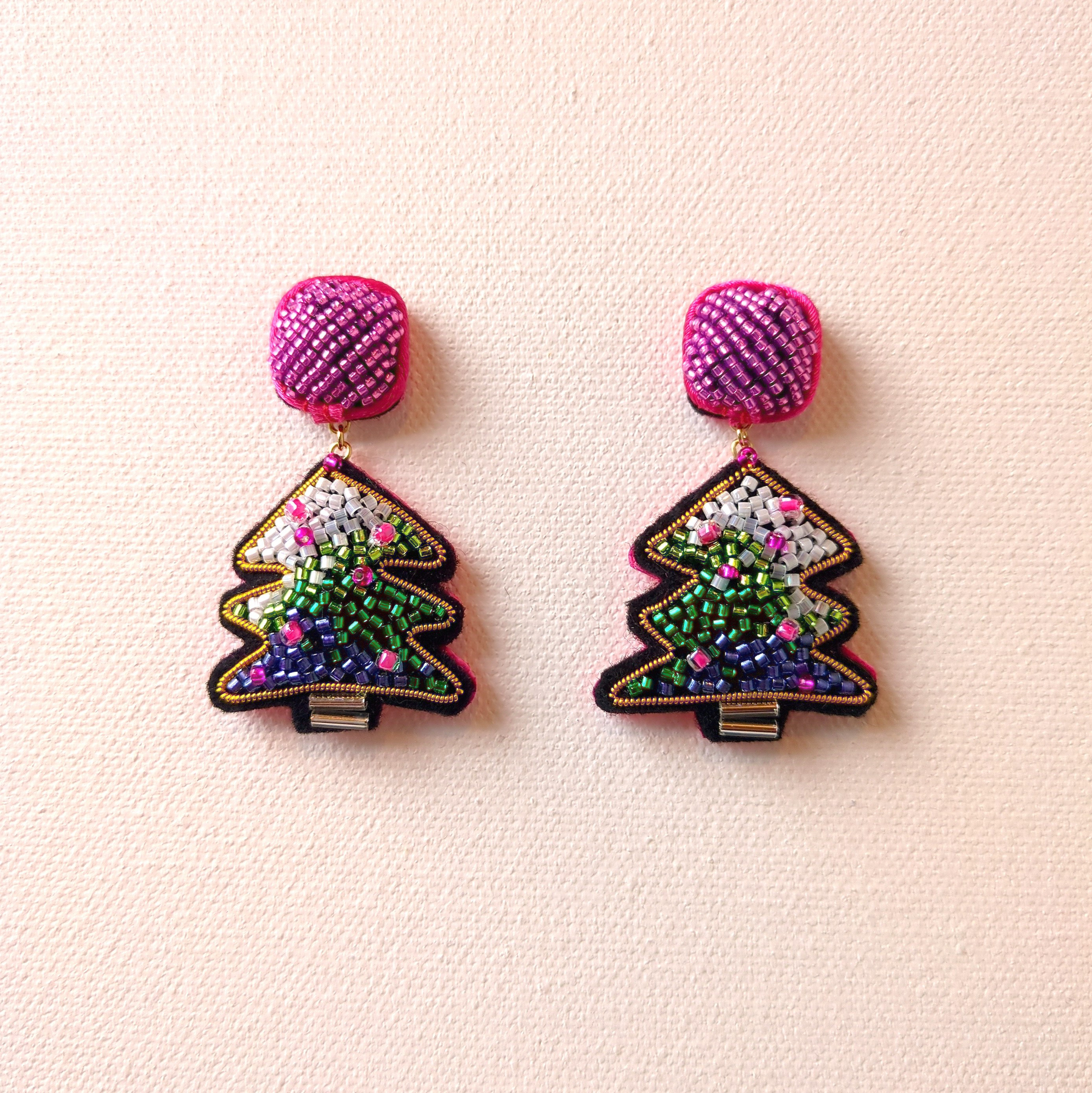 クリスマスツリーのピアス【ピンク】両耳用　（イヤリング）