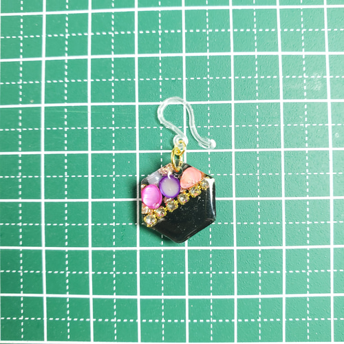 No.610-A　シマエナガ☆お花☆パール☆レジンピアス・イヤリング(丸型) No.610-A シマエナガ☆お花☆パール☆レジンピアス・イヤリング(丸型