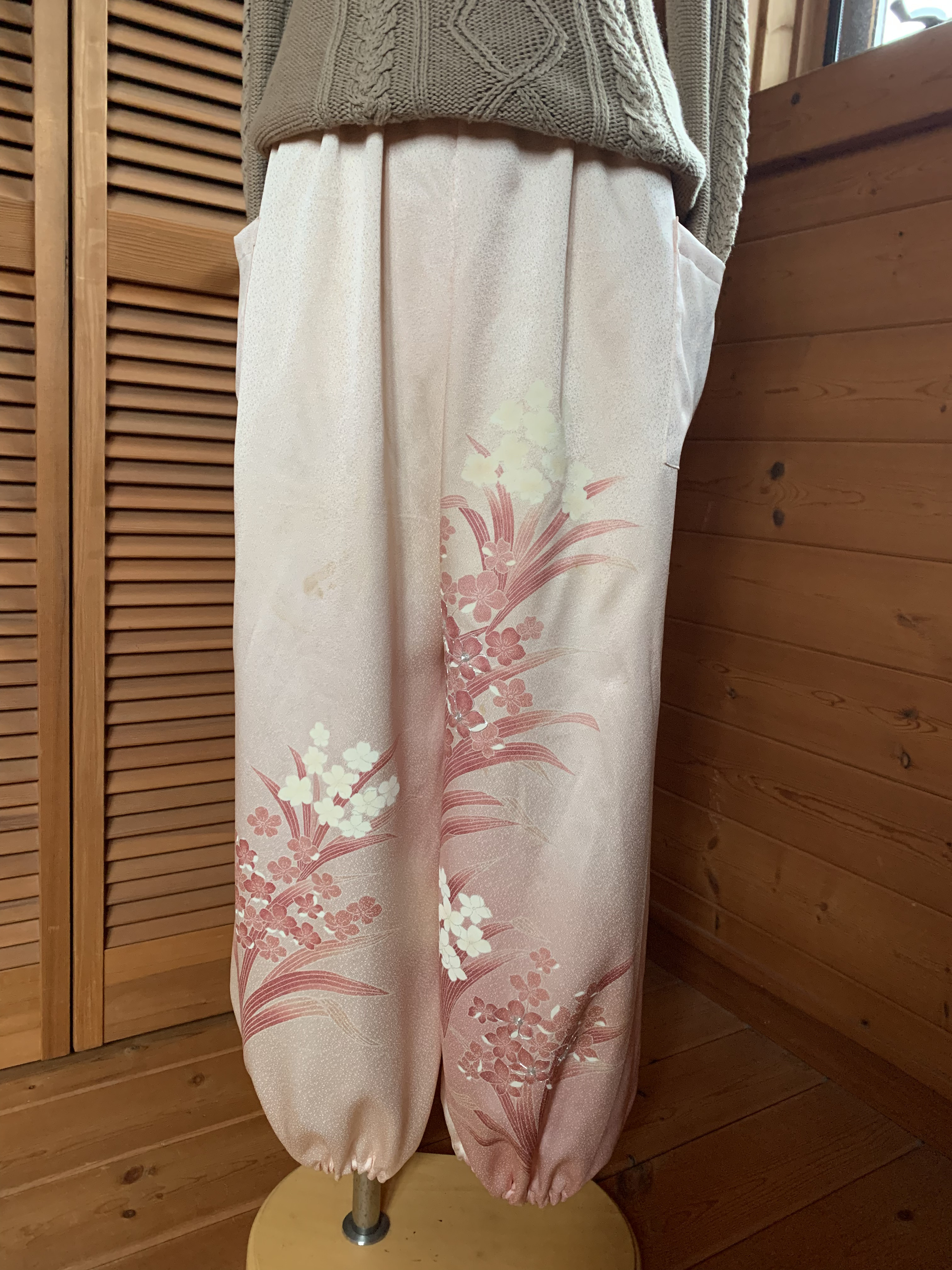 お花が印象的なもんぺパンツ　着物リメイク　訳アリ価格