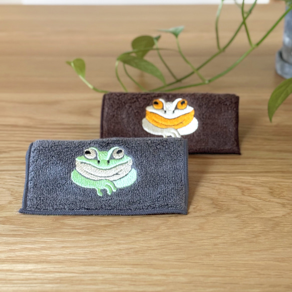 聞き上手なカエルのハーフハンカチ 今治タオル ハンカチ・手ぬぐい