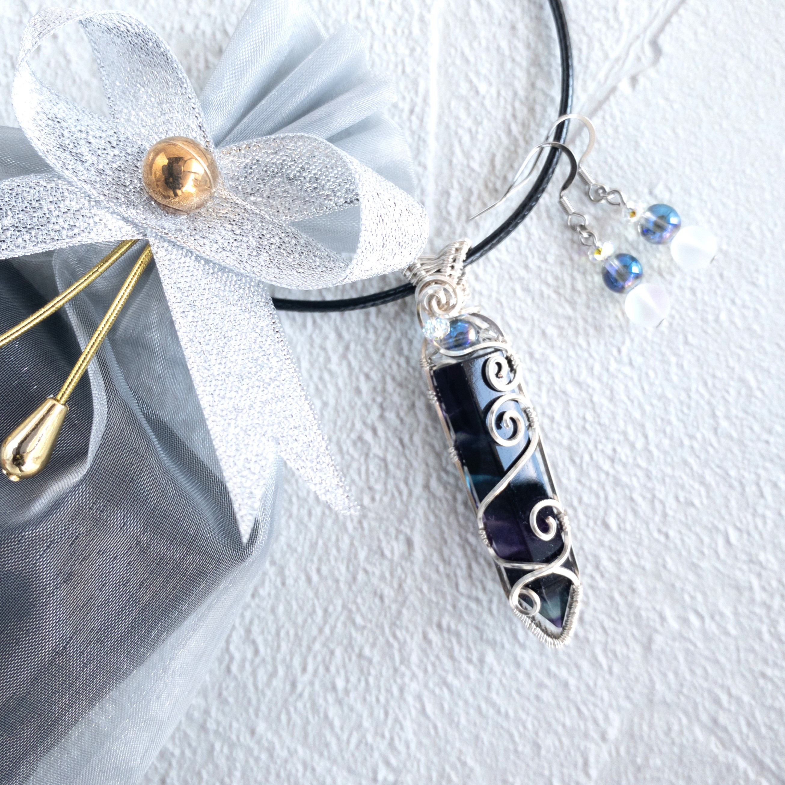 ＜フローライト＞アミュレット ペンダント（M size）Colored Wire（シルバー）& ピアス セット