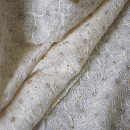 みわ様 インド刺繍 生地 ハンドメイド 🌼🫧𓏸𓈒 𓂃🌼.* インド刺繍生地でミニポーチ作りました