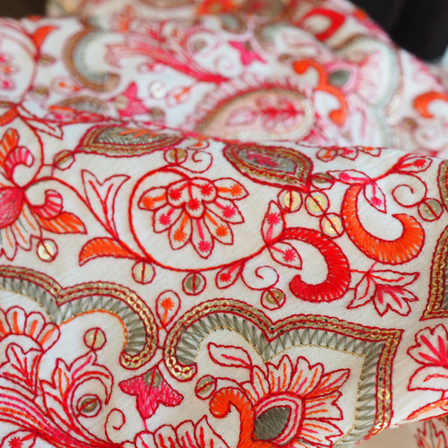 インド製 刺繍布地 NEW】インド刺繍生地＊ 112cm巾 長さ50cm ファブリック 生地 AMBER