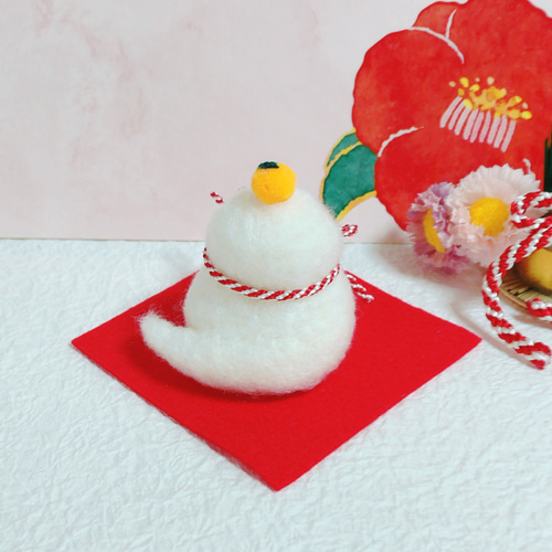 2025年干支のお正月飾りヘビさん鏡餅(白) 巳年羊毛フェルト 羊毛