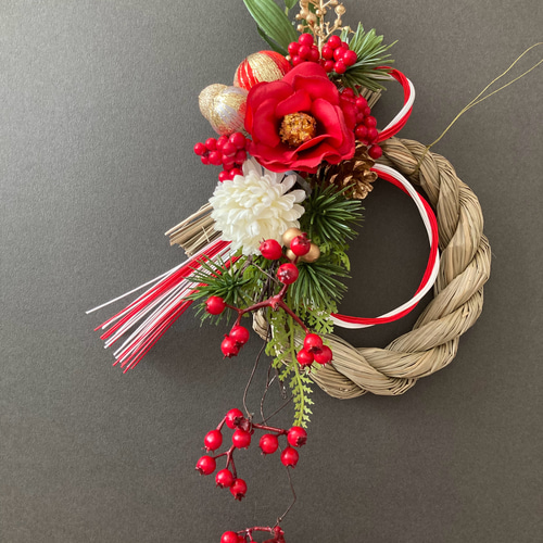 縁起のいい赤実がポイント！ 椿のしめ縄飾り 縦長デザイン しめ縄