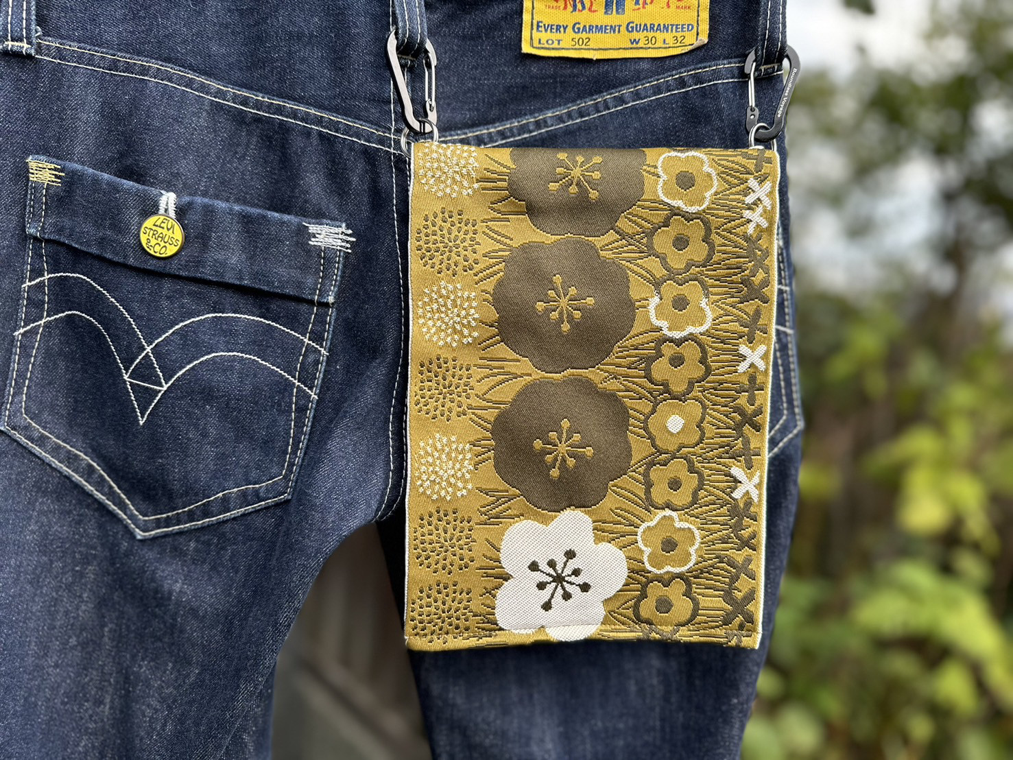 手ぶらでおでかけ！新品の帯地で作ったヒップバッグ「おともし帯（たい）」ゴールド梅　サコッシュ　ポシェット☆御朱印帳入れに