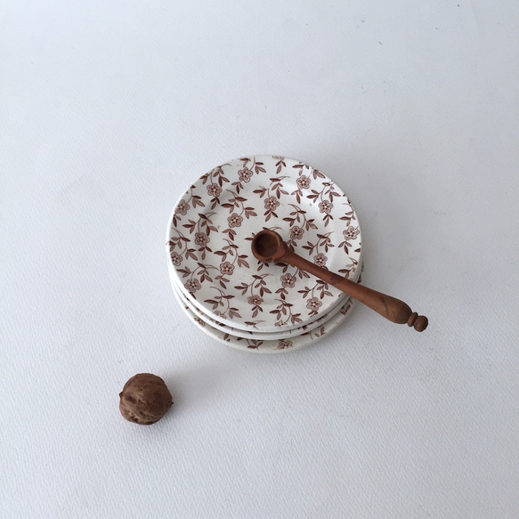 Whiskers in the Kitchen: Adorable Vintage Play Plate Featuring a Curious Cat