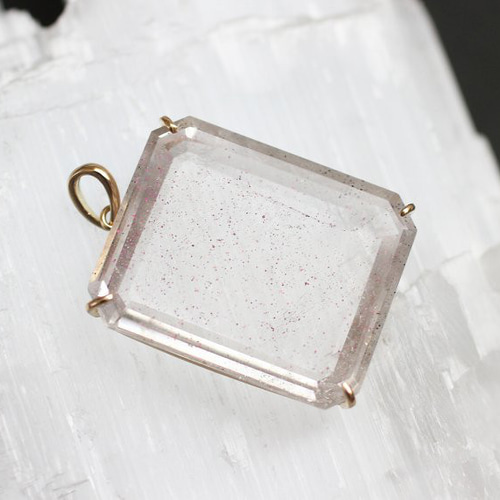 K18 レッドクォーツ ペンダントトップ 楽天市場】レッドクォーツ ペンダント トップ K18イエローゴールド 1点