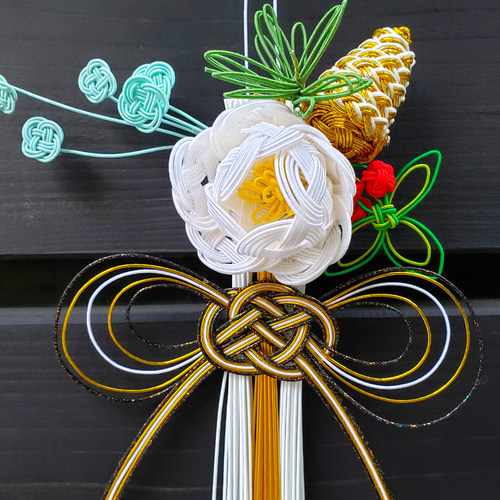 白い花と実物のクリスマスとお正月に飾る水引き付きリースドライ