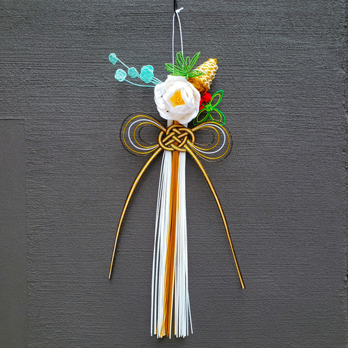 白い花と実物のクリスマスとお正月に飾る　水引き付き　リース　ドライフラワー 白い花と実物のクリスマスとお正月に飾る水引き付きリースドライフラワー