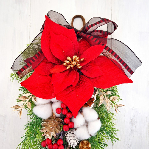 大きな赤いポインセチアと木の実のクリスマススワッグ/アーティ